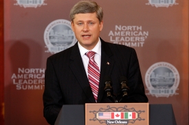 雖然中國是加拿大的全球第二大貿易夥伴，但總理哈珀強調，「加拿大人不希望我們出賣加拿大的價值觀念，包括對民主、自由、人權的信仰，來換取金錢。」