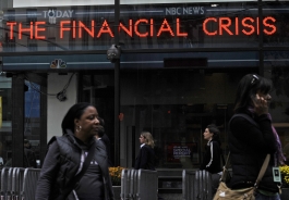 10月6日，紐約街頭的金融跑馬燈亮出「金融危機」的標題。中國宣傳部門藉機對內再次「妖魔化」美國。