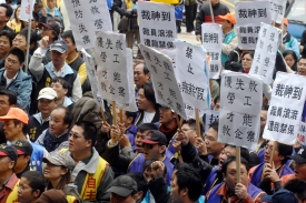 2008年12月23日，行政院勞委會前的廣場上600多名工人抗議，要求勞委會正式函釋「無薪假」違法。
