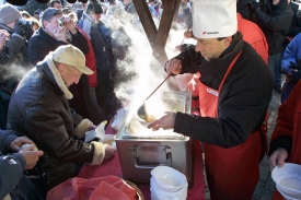 魚鍋在世界各地都有，所謂的漁夫湯，算是西方的火鍋。漁夫鍋，其實是漁夫抓到甚麼魚就煮的鍋。圖為聖誕夜前捷克布拉格老城廣場分發魚湯。