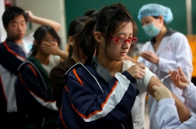 中國大陸A型H1N1流感疫情嚴重。圖為山西一所學校的學生正在接受疫苗注射。