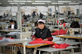 很多台商卡在台灣中下層勞力缺口上，所以有家歸不得。圖為廣東東莞一家工廠的女作業員。